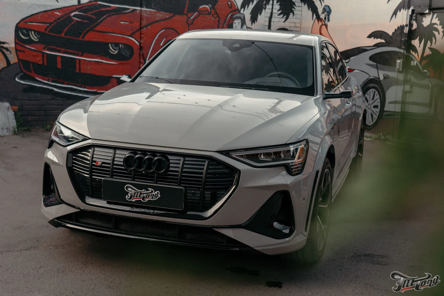 Оклеили Audi e-tron S глянцевым полиуретаном и сделали фирменный Шиномонтаж на вибростенде